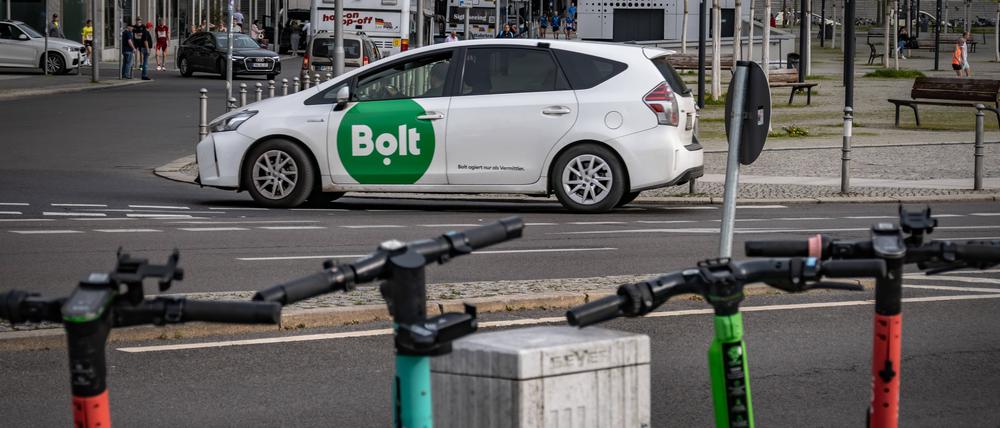 Berlin Mitte, Verkehr, Straßenverkehr, Mietwagen der Firma BOLT / UBER - 07.04.2024 Berlin