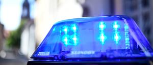 ARCHIV - 30.07.2018, Baden-Württemberg, Freiburg: Ein Polizeiauto mit blinkendem Blaulicht steht vor einem Gebäude. (zu dpa: «Kleinkind durch Stichflamme schwer verletzt») Foto: Patrick Seeger/dpa +++ dpa-Bildfunk +++