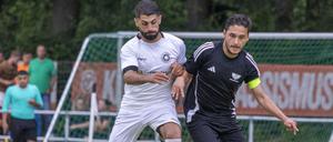 Ugurcan Yilmaz (re., in einem Testspiel gegen Stern Marienfelde) und der BFC Preussen gehören auch in der Oberliga zum Favoritenkreis.  