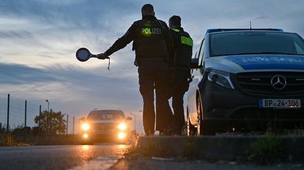 Beamte der Bundespolizei stoppen am frühen Morgen an der deutsch-polnischen Grenze in Forst einen Pkw bei der Einreise. 