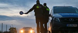 Beamte der Bundespolizei stoppen am frühen Morgen an der deutsch-polnischen Grenze in Forst einen Pkw bei der Einreise. 