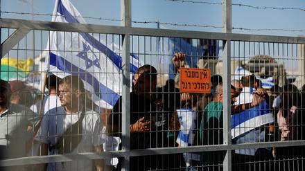 Israelische Aktivisten stehen vor dem Militärgefängnis Sde Teiman. 