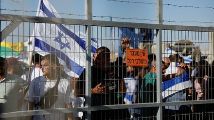 Israelische Aktivisten stehen vor dem Militärgefängnis Sde Teiman.