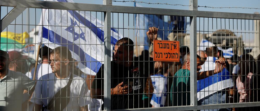 Israelische Aktivisten stehen vor dem Militärgefängnis Sde Teiman. 