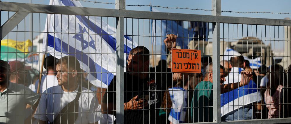 Israelische Aktivisten stehen vor dem Militärgefängnis Sde Teiman.