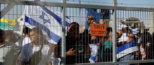 Israelische Aktivisten stehen vor dem Militärgefängnis Sde Teiman. 