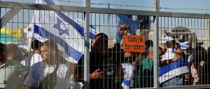 Israelische Aktivisten stehen vor dem Militärgefängnis Sde Teiman.