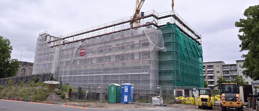Der Abriss des Plattenbaus am Staudenhof schreitet voran.
