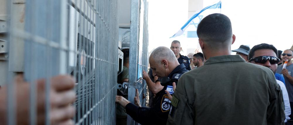 Protest im Juli 2024 vor dem berüchtigten israelischen Gefängnis Sde Teiman.