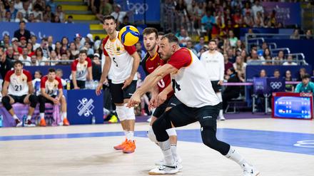 Die deutschen Volleyballer müssen sich den US-Amerikanern nur denkbar knapp geschlagen geben. 