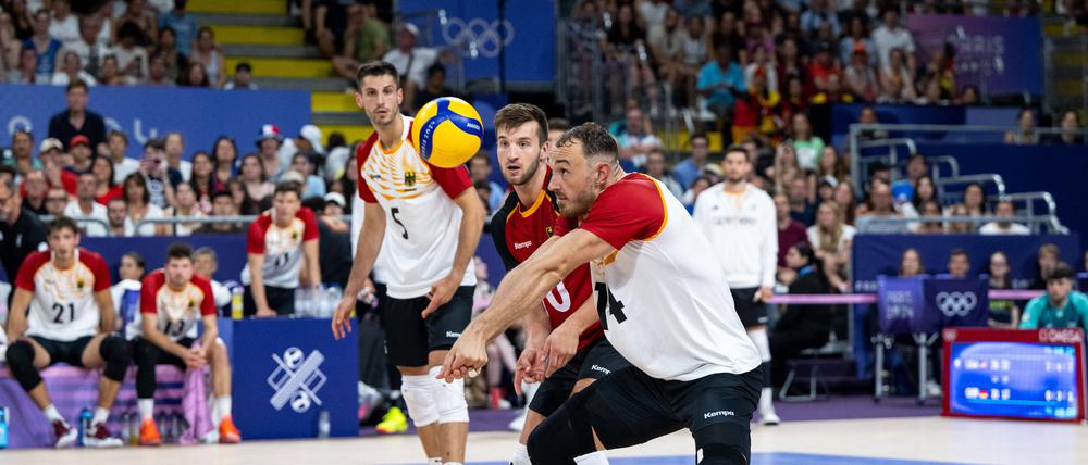 Die deutschen Volleyballer müssen sich den US-Amerikanern nur denkbar knapp geschlagen geben. 
