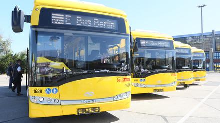 Vier neue Elektrobusse vom Typ Solaris Urbino 12 electric der Berliner Verkehrsbetriebe BVG stehen am 01.07.2015 auf dem Betriebshof in Berlin. Foto: Stephanie Pilick/dpa (zu dpa «Greenpeace: Statt Kaufprämien für E-Autos Busse umrüsten» vom 31.01.2016) +++(c) dpa - Bildfunk+++ | Verwendung weltweit