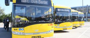 Vier neue Elektrobusse vom Typ Solaris Urbino 12 electric der Berliner Verkehrsbetriebe BVG stehen am 01.07.2015 auf dem Betriebshof in Berlin. Foto: Stephanie Pilick/dpa (zu dpa «Greenpeace: Statt Kaufprämien für E-Autos Busse umrüsten» vom 31.01.2016) +++(c) dpa - Bildfunk+++ | Verwendung weltweit