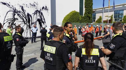  Klimaprotest am Kanzleramt 2022-06-22, Deutschland, Berlin. Spontane Protestaktion von Klimaaktivisten gegen weitere Ölbohrungen vor dem Kanzleramt, dessen südöstliche Giebelwand die Protestanten mit einer ölgleichenden Flüssigkeit besprühten. *** Climate protest at the Chancellors Office 2022 06 22, Germany, Berlin Spontaneous protest action by climate activists against further oil drilling in front of the Chancellors Office, whose southeastern gable wall the protesters sprayed with an oil-like liquid