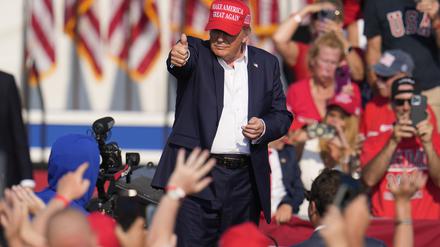 Der republikanische Präsidentschaftsbewerber und ehemalige US-Präsident Donald Trump auf der Bühne in Butler, Pennsylvania, kurz vor dem Attentat. 