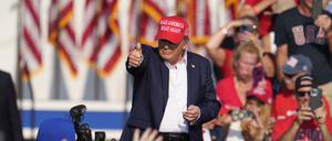 Der republikanische Präsidentschaftsbewerber und ehemalige US-Präsident Donald Trump auf der Bühne in Butler, Pennsylvania, kurz vor dem Attentat. 