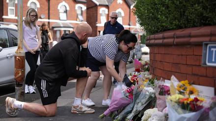Menschen legen Blumen in der Nähe des Tatorts in der Hart Street ab.