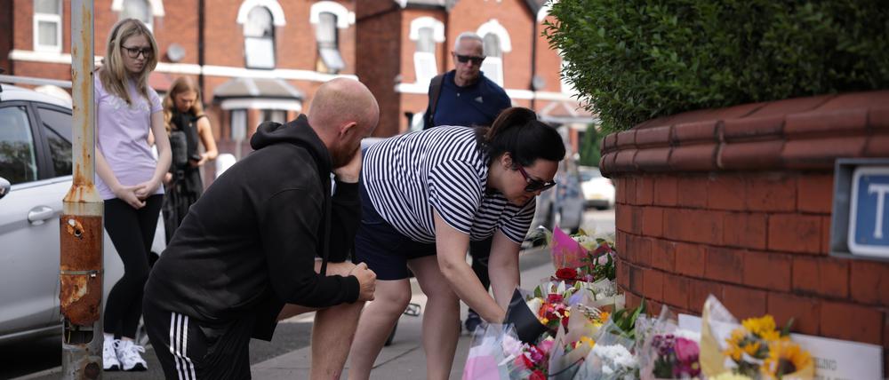 Menschen legen Blumen in der Nähe des Tatorts in der Hart Street ab.
