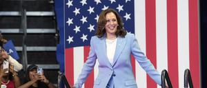 Kamala Harris spricht bei einer Wahlkampfveranstaltung. 