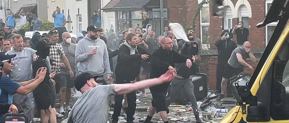 Demonstranten in Southport stoßen mit der Polizei zusammen, in der Nähe des Ortes, an dem am Vortag drei Mädchen bei einem Messerangriff getötet wurden. 