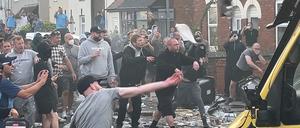 Demonstranten in Southport stoßen mit der Polizei zusammen, in der Nähe des Ortes, an dem am Vortag drei Mädchen bei einem Messerangriff getötet wurden. 
