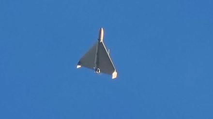 Eine russische Kampfdrohne iranischer Bauart fliegt auf ein Ziel in der Ukraine (Symbolbild).