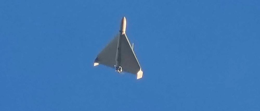 Eine russische Kampfdrohne iranischer Bauart fliegt auf ein Ziel in der Ukraine (Symbolbild).
