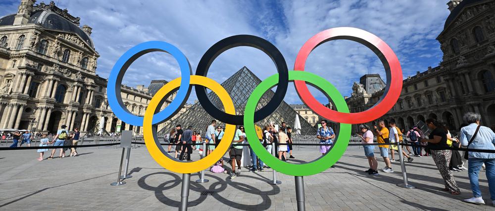 Die olympischen Ringe vor dem Louvre in Paris.