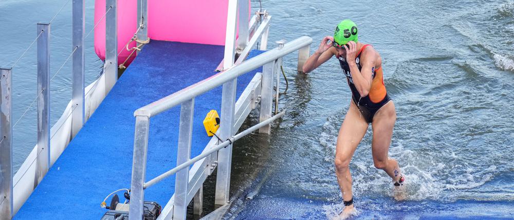 Die niederländische Triathletin Rachel Klamer läuft während des fünften Tages der Olympischen Spiele Paris 2024 an der Pont Alexandre III aus der Seine.