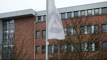 Die Zahl der Arbeitslosen legte saisonal bedingt zu.