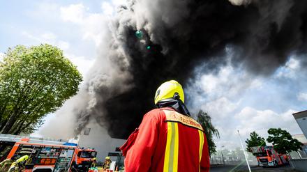 03.05.2024,Berlin,GER, - Großbrand in Berlin Lichterfelde in einem Industriekomplex der Diehl Groub 