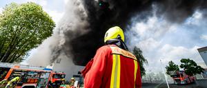 03.05.2024,Berlin,GER, - Großbrand in Berlin Lichterfelde in einem Industriekomplex der Diehl Groub