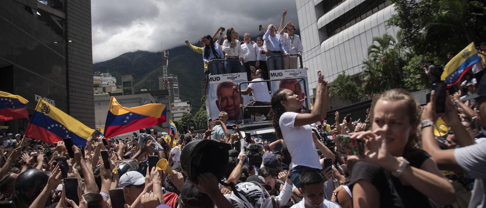 Proteste in Caracas, Venezuela nach dem Wahlergebnis. 