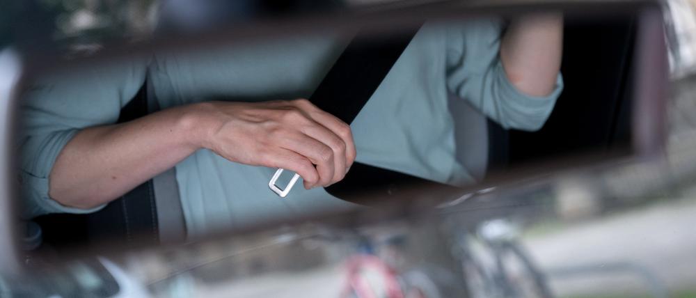 In der Bundesrepublik wurde vor 40 Jahren das Anlegen von Sicherheitsgurten auf Pkw-Rücksitzen Pflicht. Für das Nichtanlegen der Gurte auf den Vordersitzen wurde ein Bußgeld eingeführt.