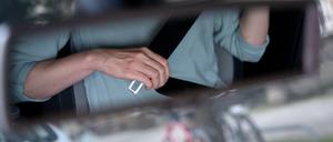 In der Bundesrepublik wurde vor 40 Jahren das Anlegen von Sicherheitsgurten auf Pkw-Rücksitzen Pflicht. Für das Nichtanlegen der Gurte auf den Vordersitzen wurde ein Bußgeld eingeführt.