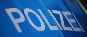 Das Wort Polizei ist auf der Karosserie eines Polizeifahrzeugs zu sehen (Symbolbild)