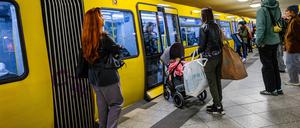 Mit Kinderwagen ist es in den Öffis oft beschwerlich. 