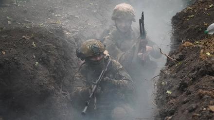 Ukrainische Soldaten bei einer Übung im Gebiet Charkiw