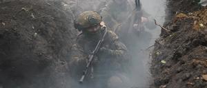 Ukrainische Soldaten bei einer Übung im Gebiet Charkiw