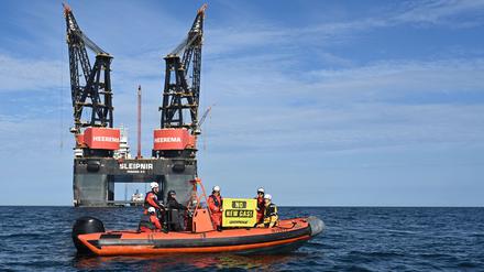 Greenpeace-Aktivisten blockieren weiter die Installation einer Bohrplattform nahe Borkum und Schiermonnikoog.