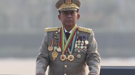 Seniorgeneral Min Aung Hlaing, Chef der Militärjunta, inspiziert eine Parade anlässlich des 78. Tages der Streitkräfte Myanmars. 