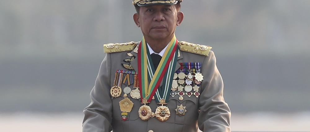 Seniorgeneral Min Aung Hlaing, Chef der Militärjunta, inspiziert eine Parade anlässlich des 78. Tages der Streitkräfte Myanmars. 