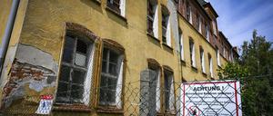 An einem Zaun an den kaiserlichen Kasernen ist ein Schild mit der Aufschrift ·Achtung! Betreten und Befahren verboten!· angebracht. 