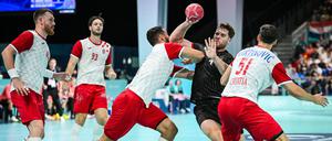 Das deutsche Team (am Ball Johannes Golla) war gegen Kroatien chancenlos.