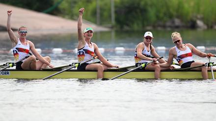 Pia Greiten, Leonie Menzel, Tabea Schendekehl und Maren Völz feierten bei Olympia den dritten Platz im Ruder-Doppelvierer.