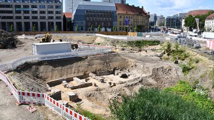 Bevor hier das neue Stadtquartier entsteht, gehört das Areal den Archäologen: Bei den Ausgrabungen um Berliner Molkenmarkt wurden bereits über 600.000 Objekte gefunden.