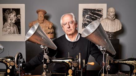 Der Künstler William Kentridge zwischen seinen Requisiten. 2025 wird er 70 Jahre alt.