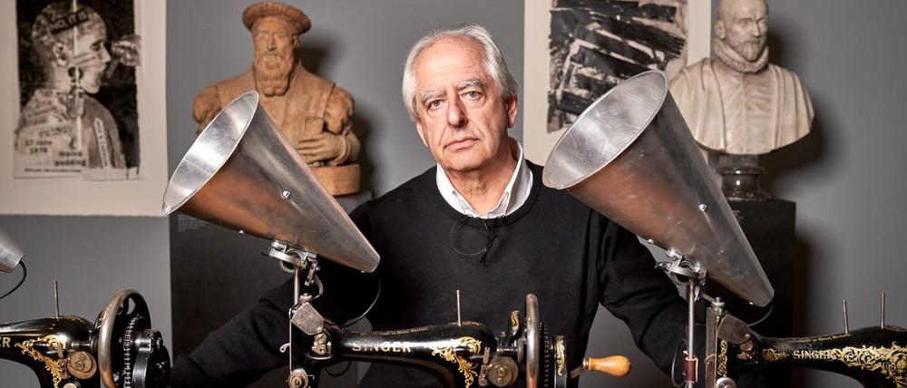 Der Künstler William Kentridge zwischen seinen Requisiten. 2025 wird er 70 Jahre alt.