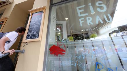Fast täglich werden die Fenster der „Eisfrau“ in der Rudolf-Breitscheid-Straße beschmiert.