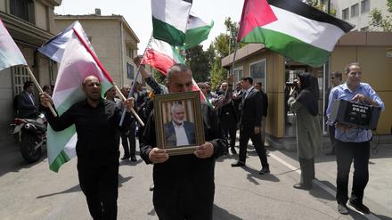 Mitglieder des Teheraner Universitätsrats tragen iranische und palästinensische Fahnen während sie an einer Protestkundgebung teilnehmen, um die Tötung des Hamas-Führers Ismail Hanija zu verurteilen. Hanija ist nach Angaben der Terrororganisation bei einem israelischen Angriff in Teheran getötet worden.
